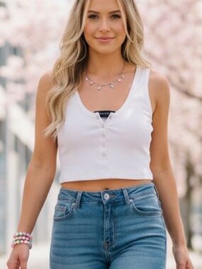 White fox Ribbed Henley Crop Tank Top size large snap closure